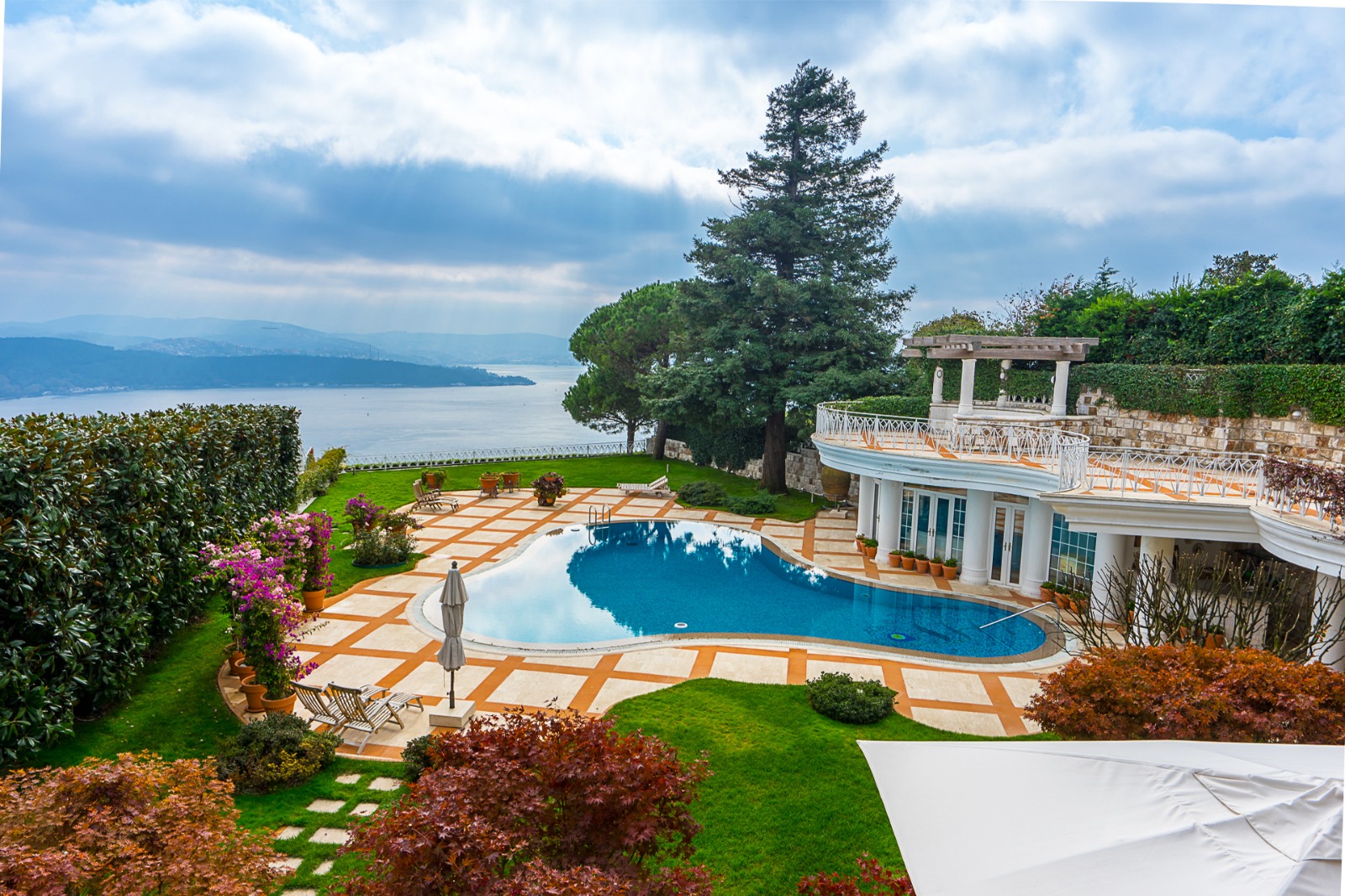 Luxury Mansion in Sariyer Slide Image 5