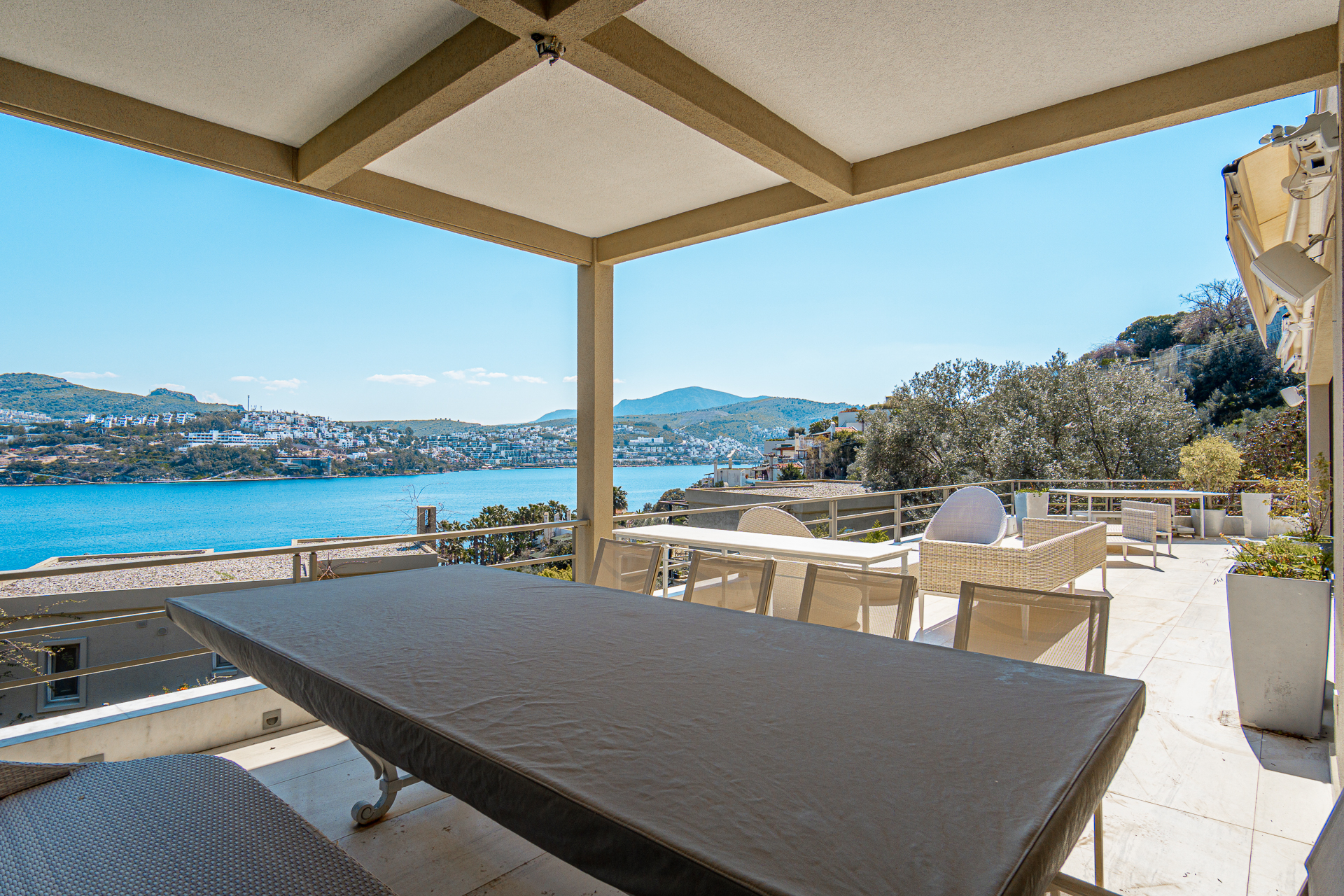 Luxury Villa with Sea-Views Slide Image 19