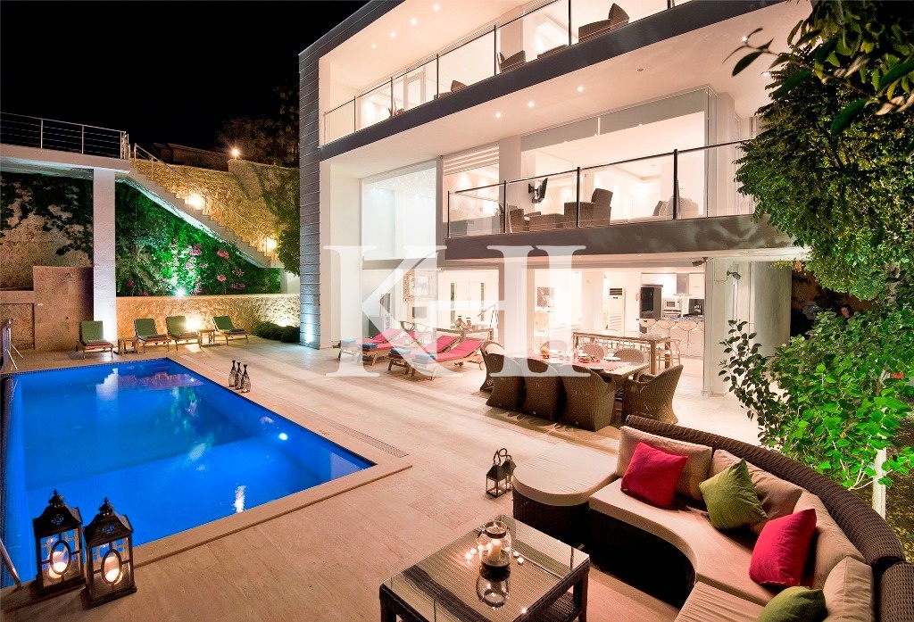 Fully-Furnished Luxury Villa Slide Image 14