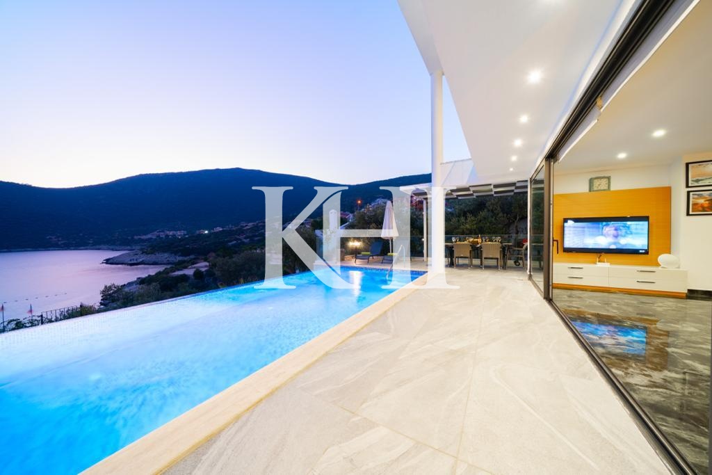 Modern Luxury Sea-View Villa Slide Image 16