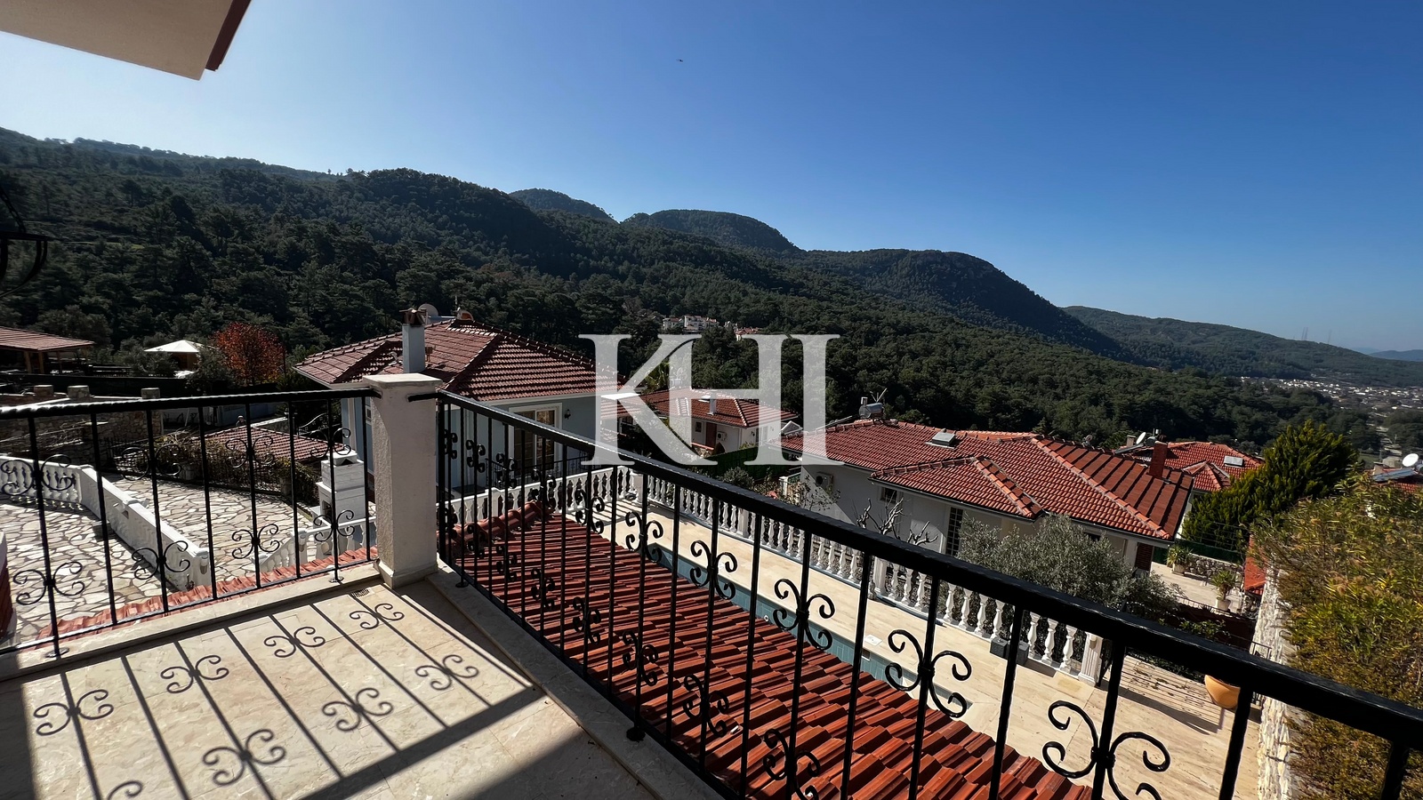 Panoramic Mountain View Villa Slide Image 7