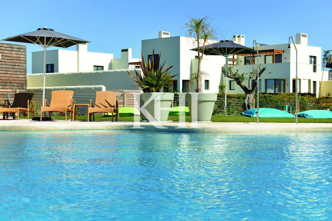 Large Villa For Sale in Algarve Slide Image 9
