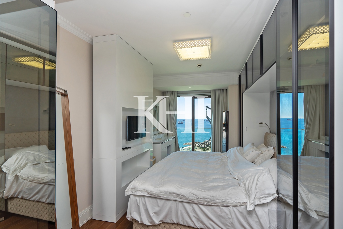 Luxury Sea-Front Apartment Slide Image 29