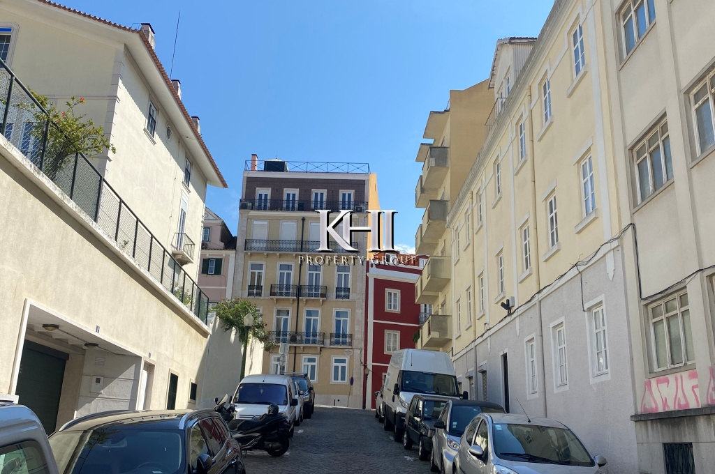 Three-Bedroom Apartment in Lisbon Slide Image 2