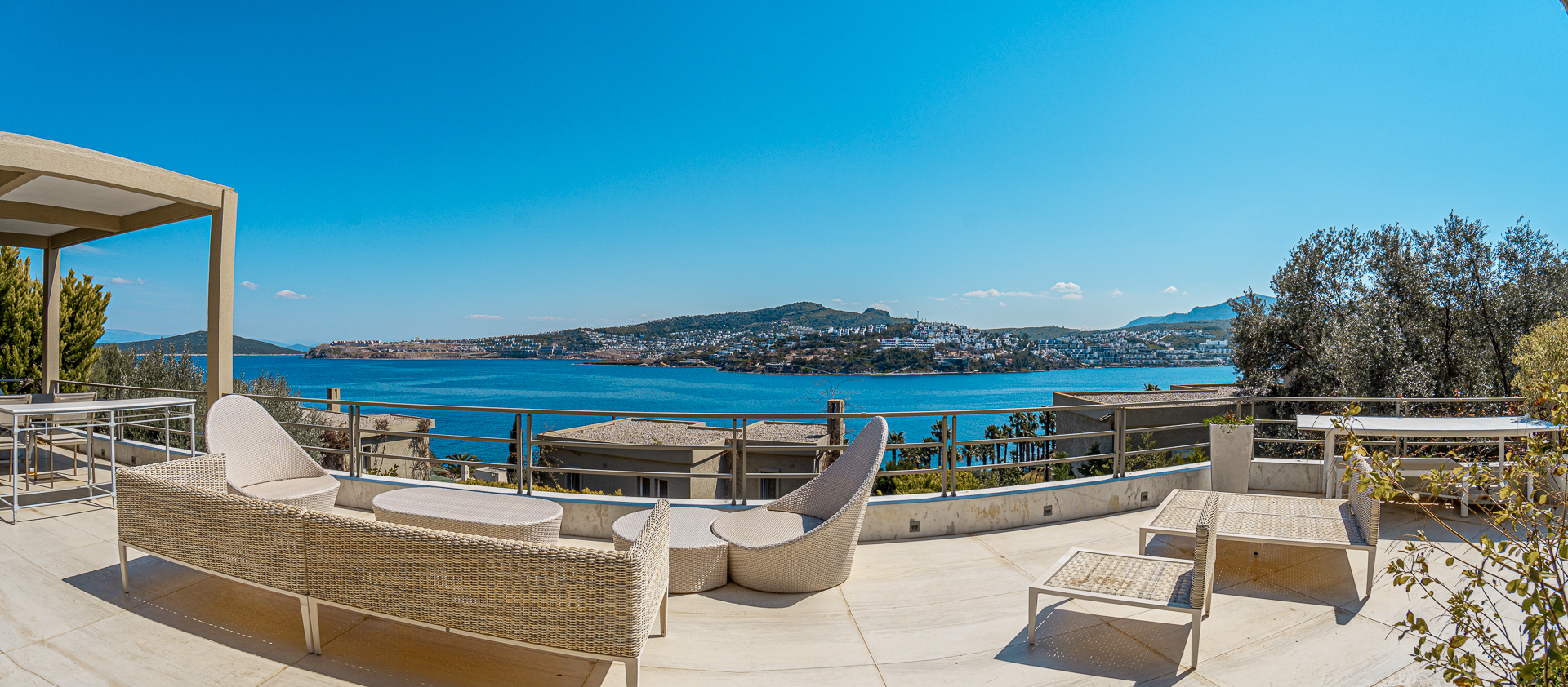 Luxury Villa with Sea-Views Slide Image 14