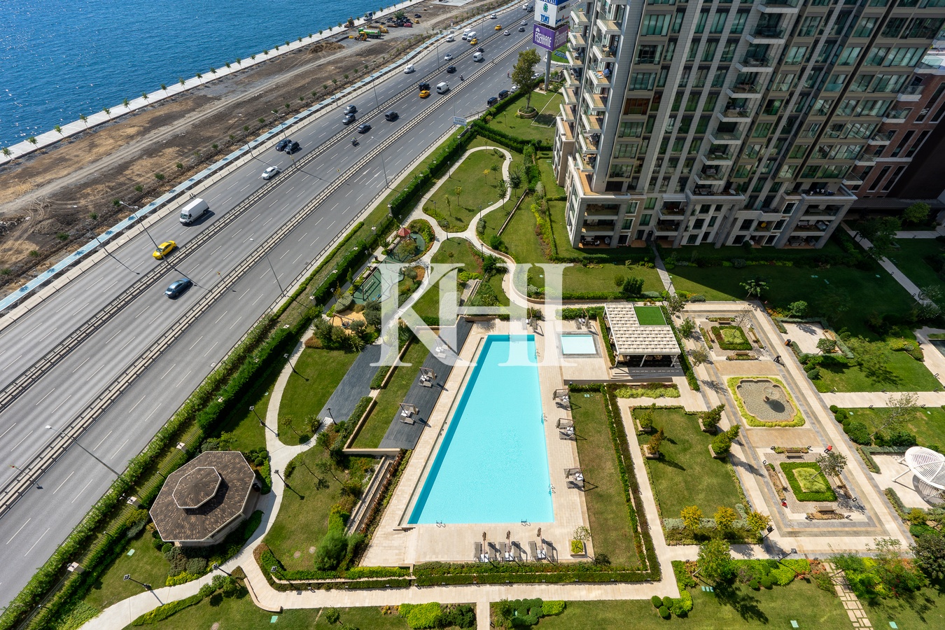 Luxury Sea-Front Apartment Slide Image 32