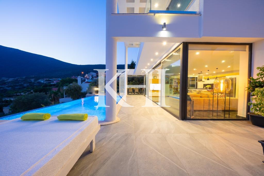 Modern Luxury Sea-View Villa Slide Image 17