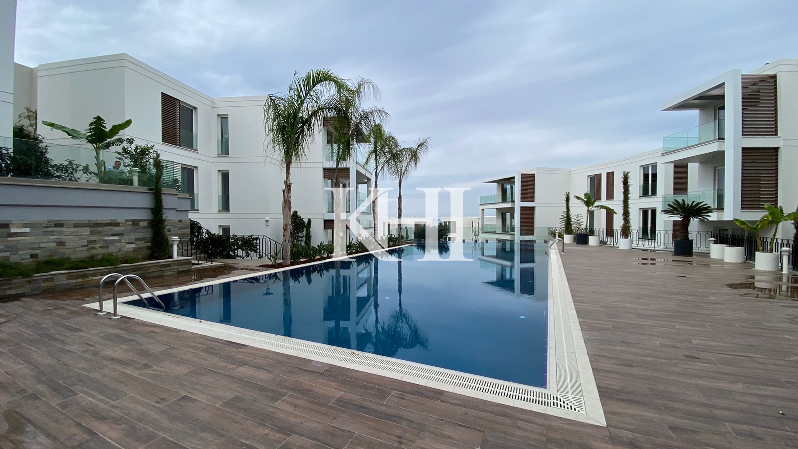 Luxury Beach-Front Apartment Slide Image 18