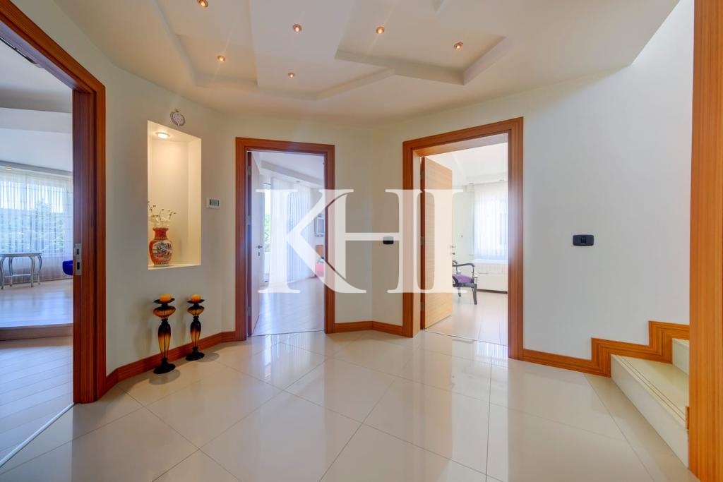 Spacious Luxury Villa in Beykoz Slide Image 43
