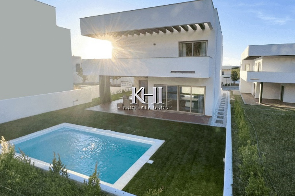 Contemporary Villa in Loures Slide Image 6