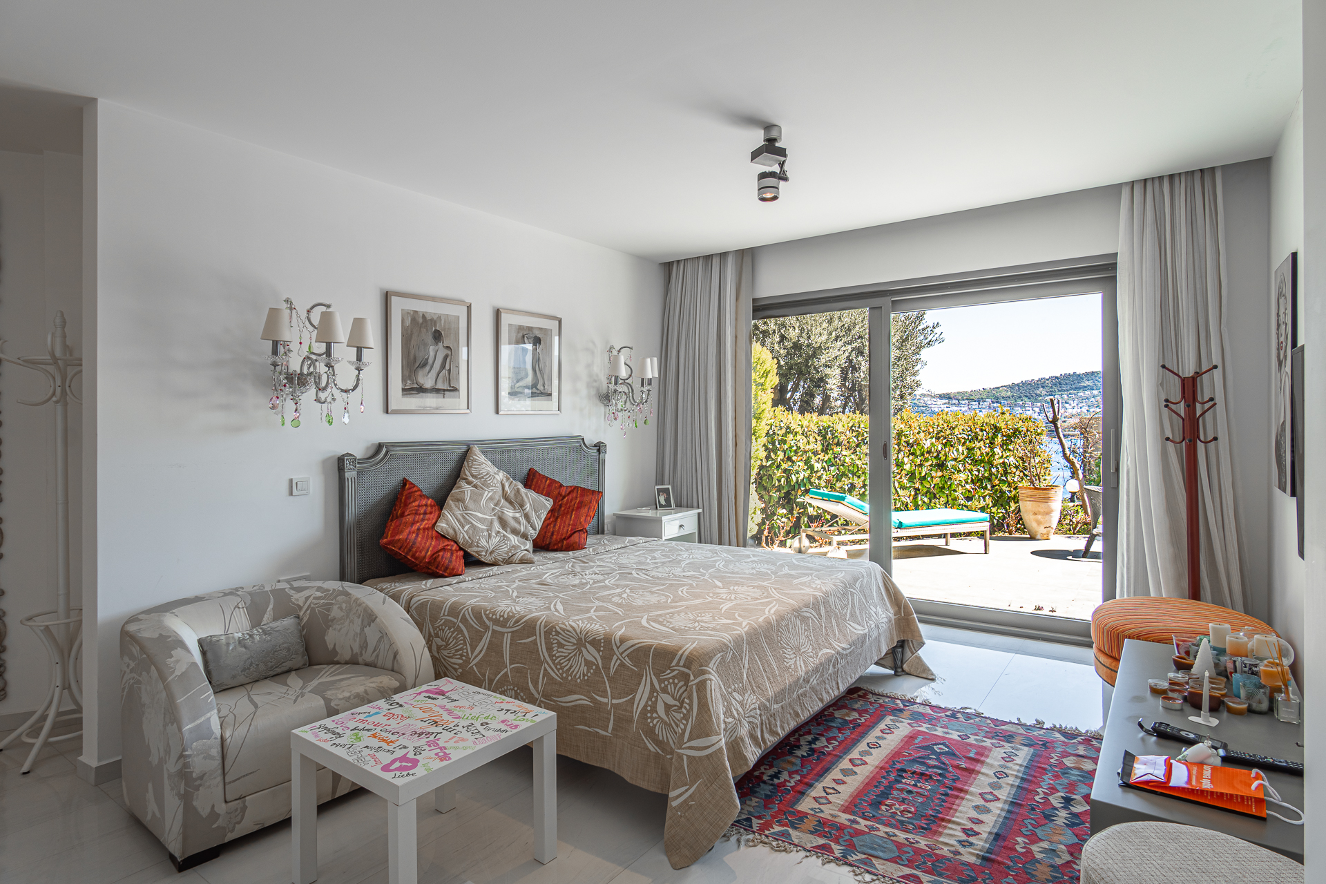 Luxury Villa with Sea-Views Slide Image 37