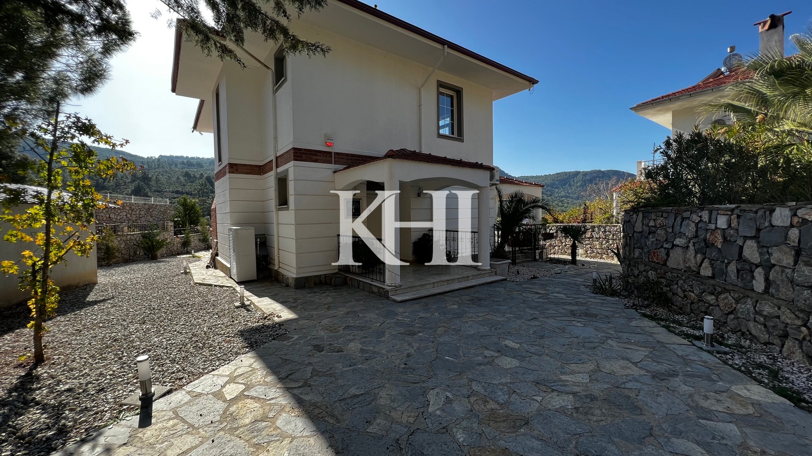 Panoramic Mountain View Villa Slide Image 28