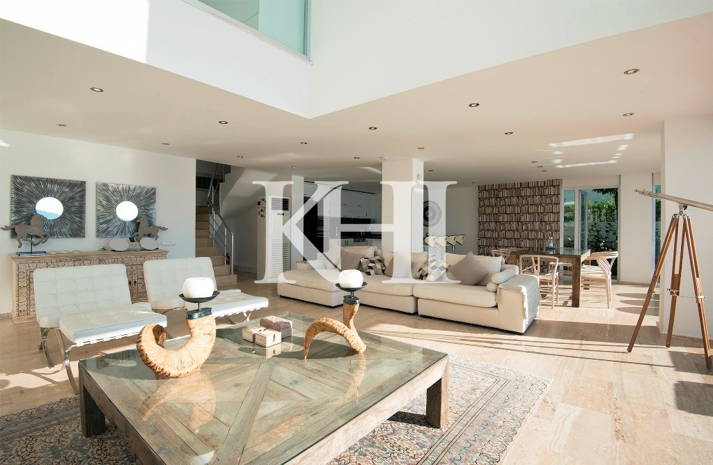 Fully-Furnished Luxury Villa Slide Image 16
