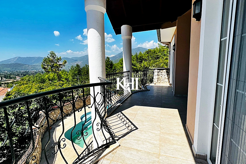 Large Villa with Panoramic Views Slide Image 17