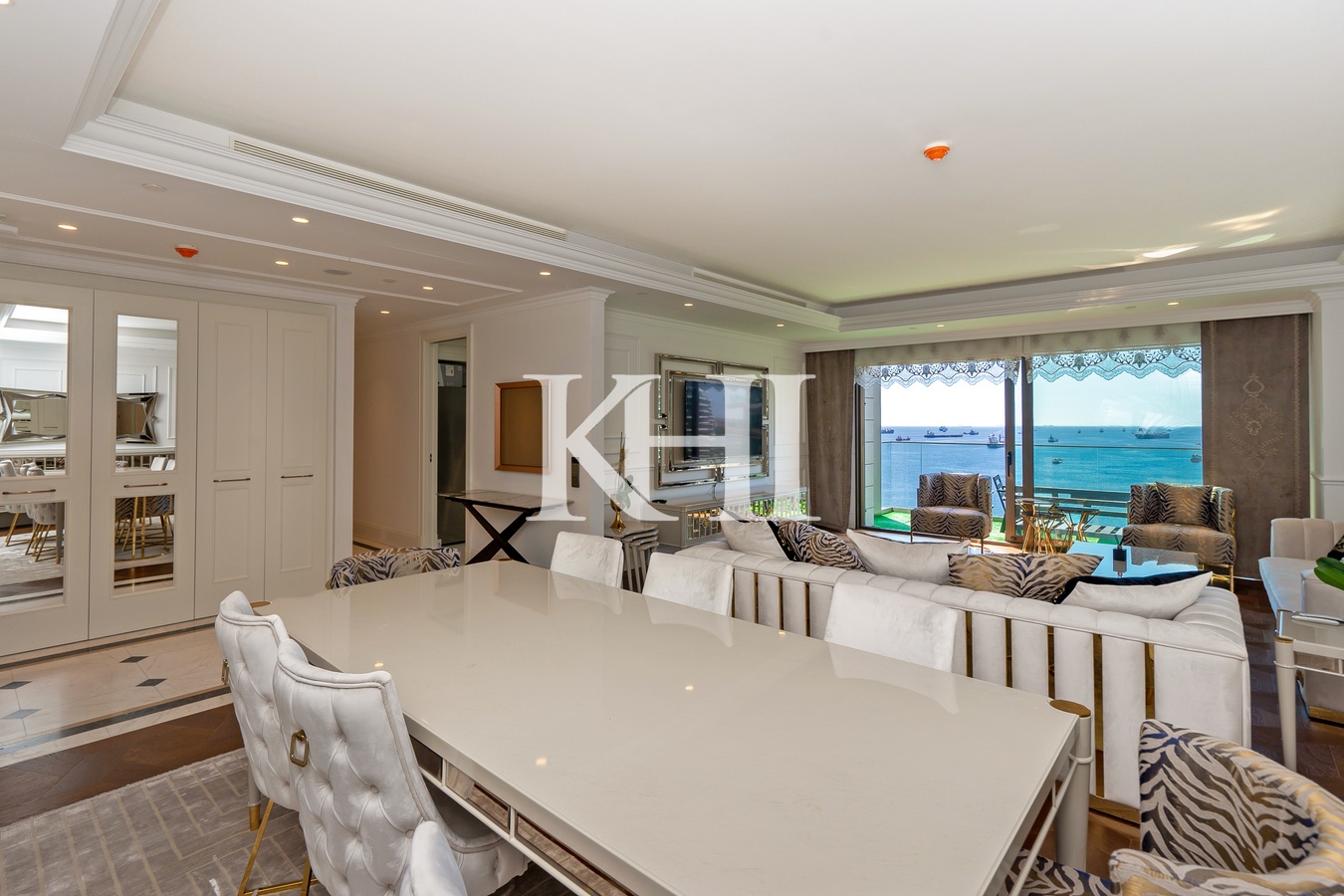 Luxury Sea-Front Apartment Slide Image 14