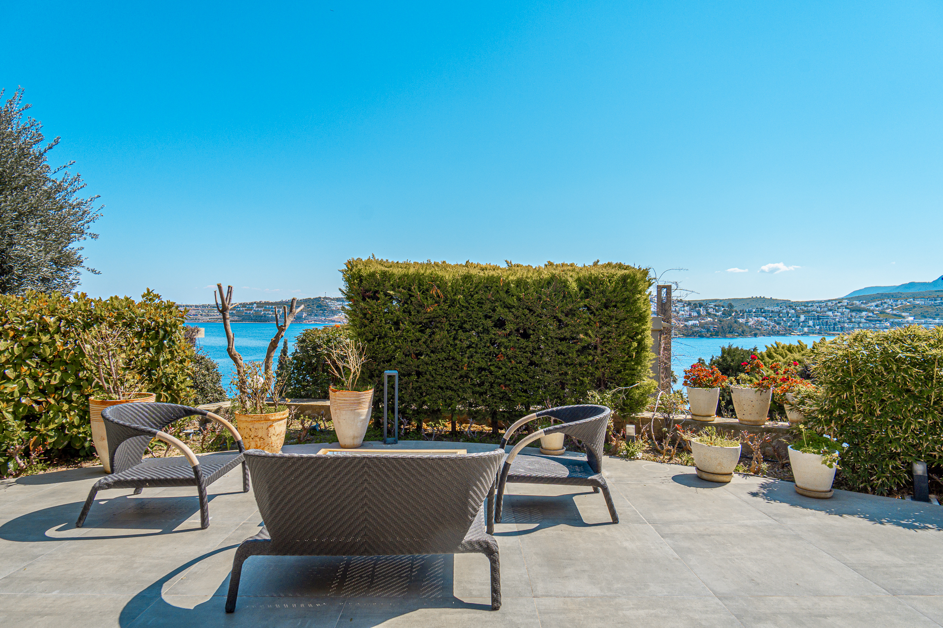 Luxury Villa with Sea-Views Slide Image 25