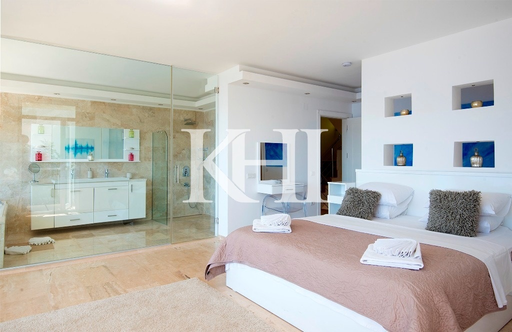 Fully-Furnished Luxury Villa Slide Image 13