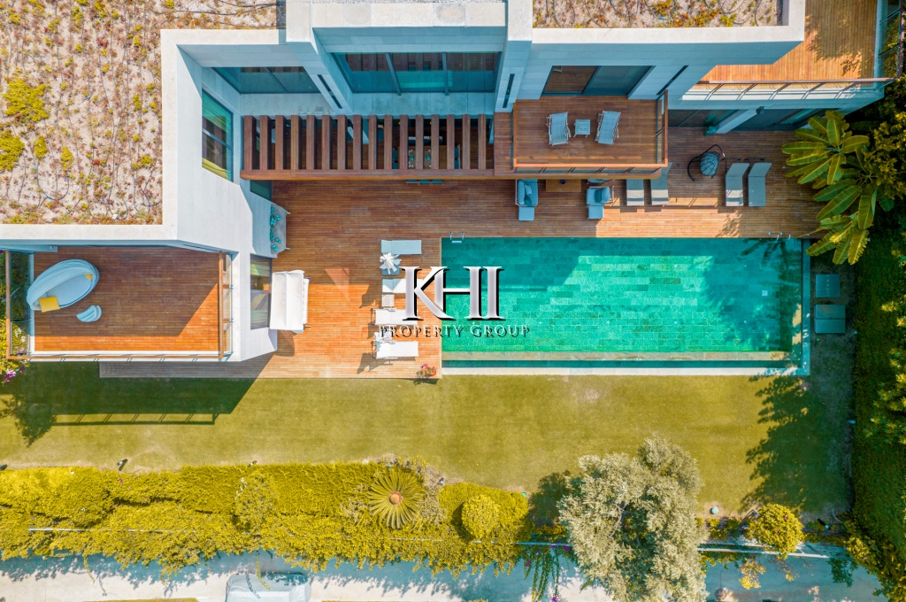 Luxurious Modern Sea-View Villa Slide Image 1