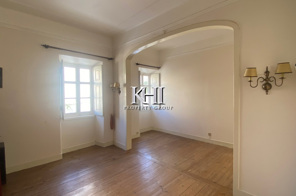 Traditional Style Apartment in Lisbon Slide Image 9