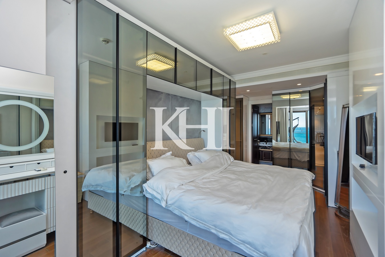 Luxury Sea-Front Apartment Slide Image 33