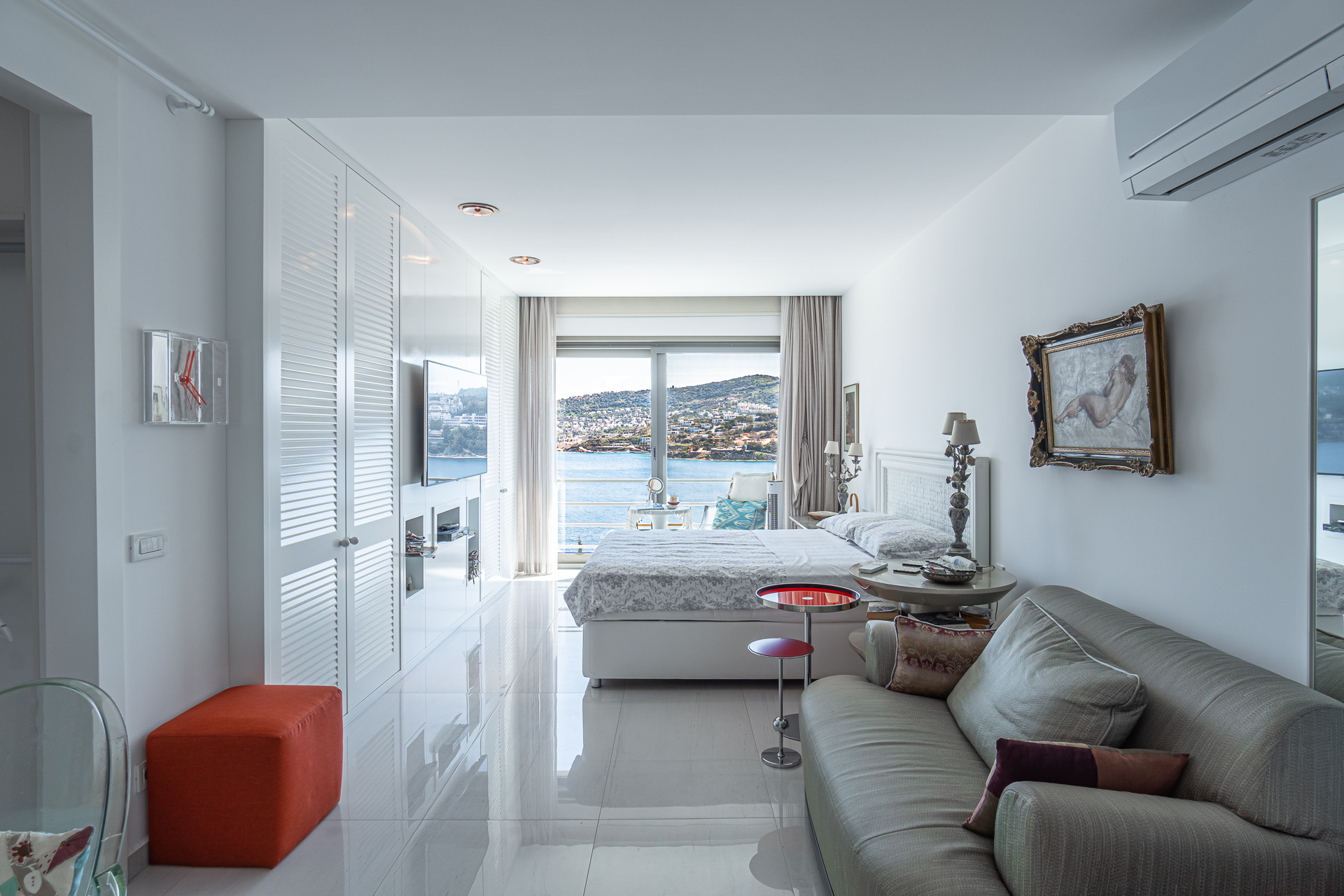 Luxury Villa with Sea-Views Slide Image 29