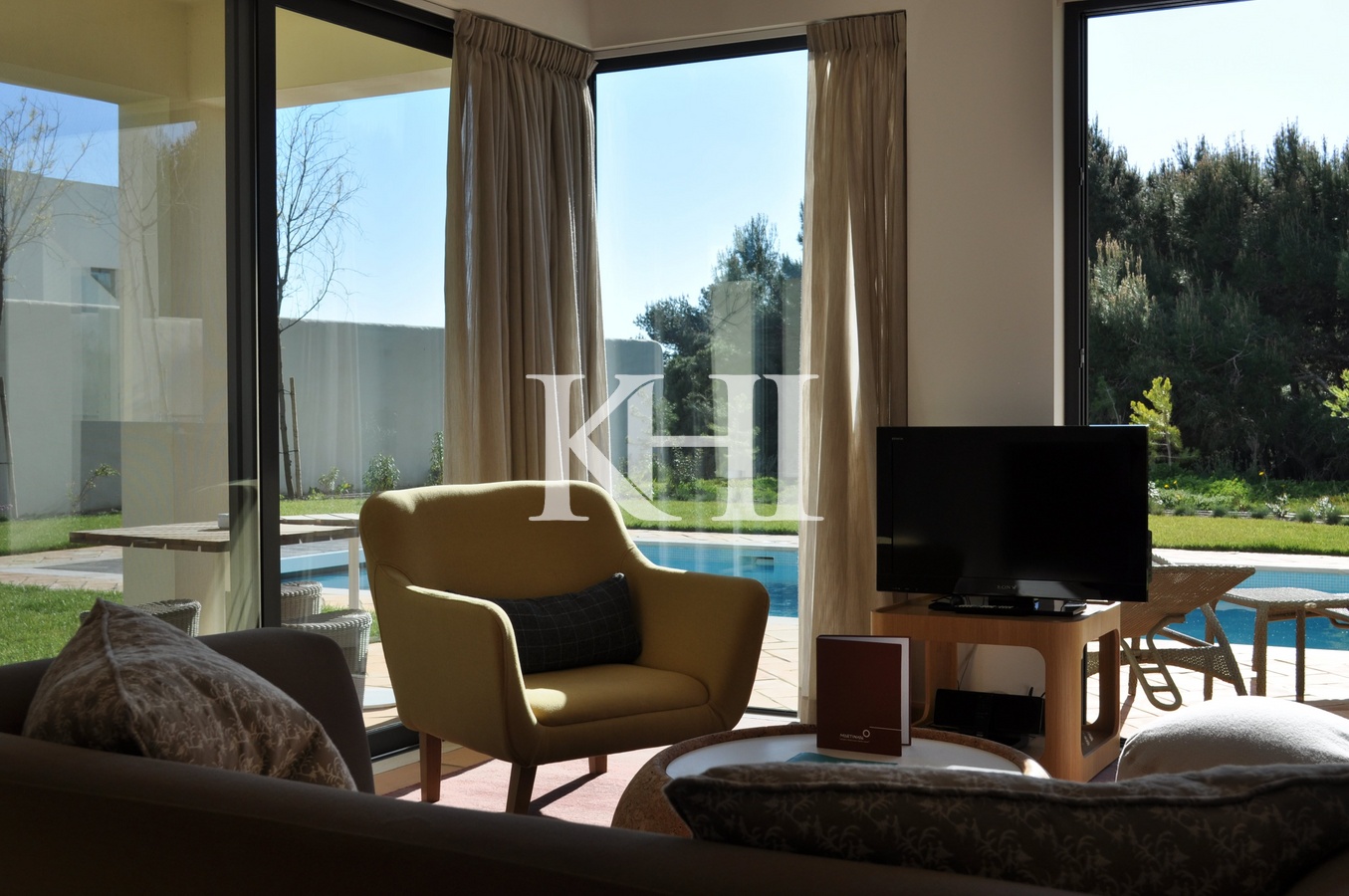 Villa For Sale in the Algarve Slide Image 5