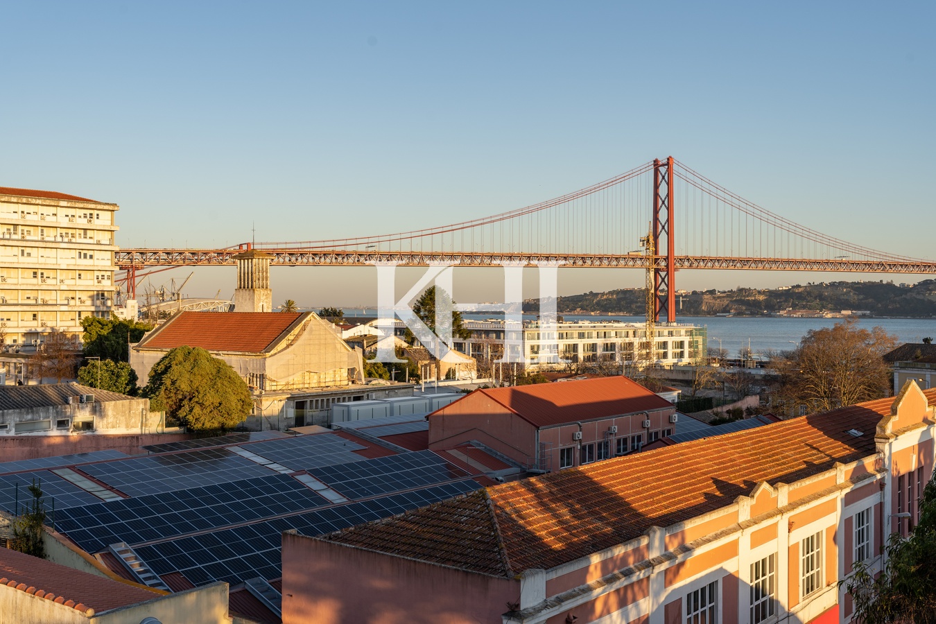 River-View Duplex in Lisbon Slide Image 18