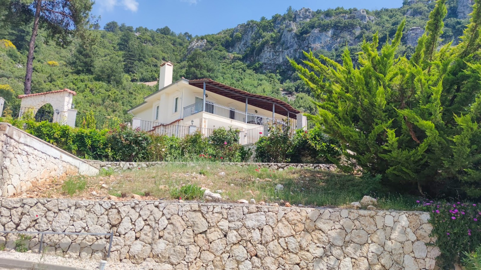 Mountain-View Villa in Islamlar Slide Image 4