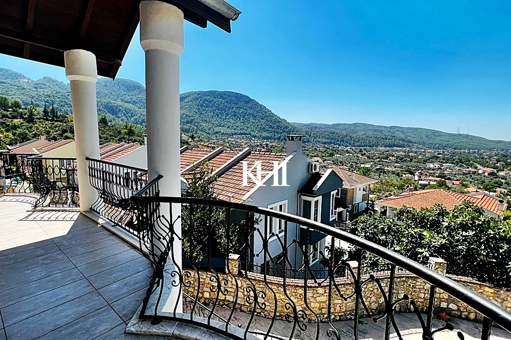 Large Villa with Panoramic Views Slide Image 1