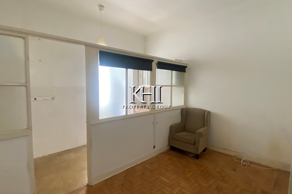 Traditional Style Apartment in Lisbon Slide Image 8