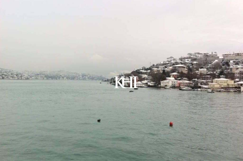 Bosphorus Sea-Front House Slide Image 17