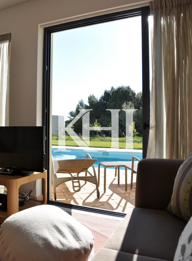 Villa For Sale in the Algarve Slide Image 3