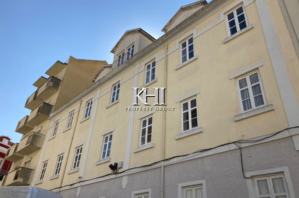 Large Apartment in Lisbon Slide Image 1