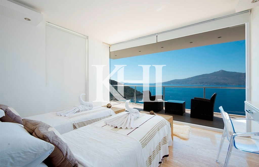 Fully-Furnished Luxury Villa Slide Image 17