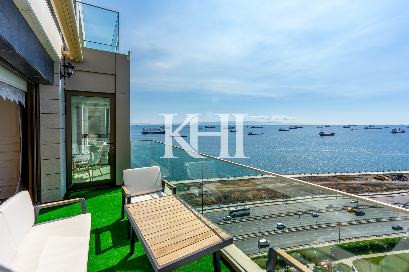 Luxury Sea-Front Apartment Slide Image 6