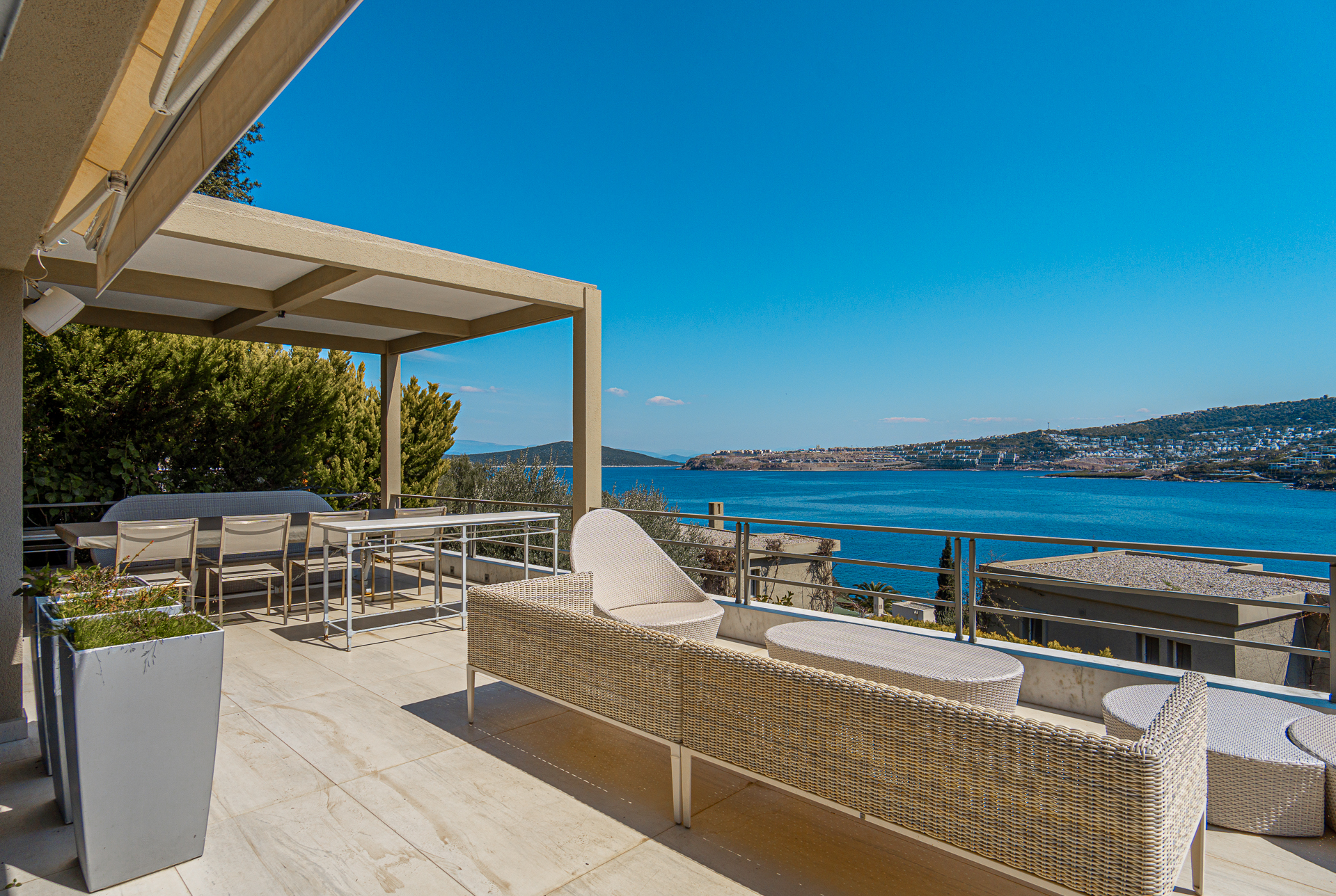 Luxury Villa with Sea-Views Slide Image 13