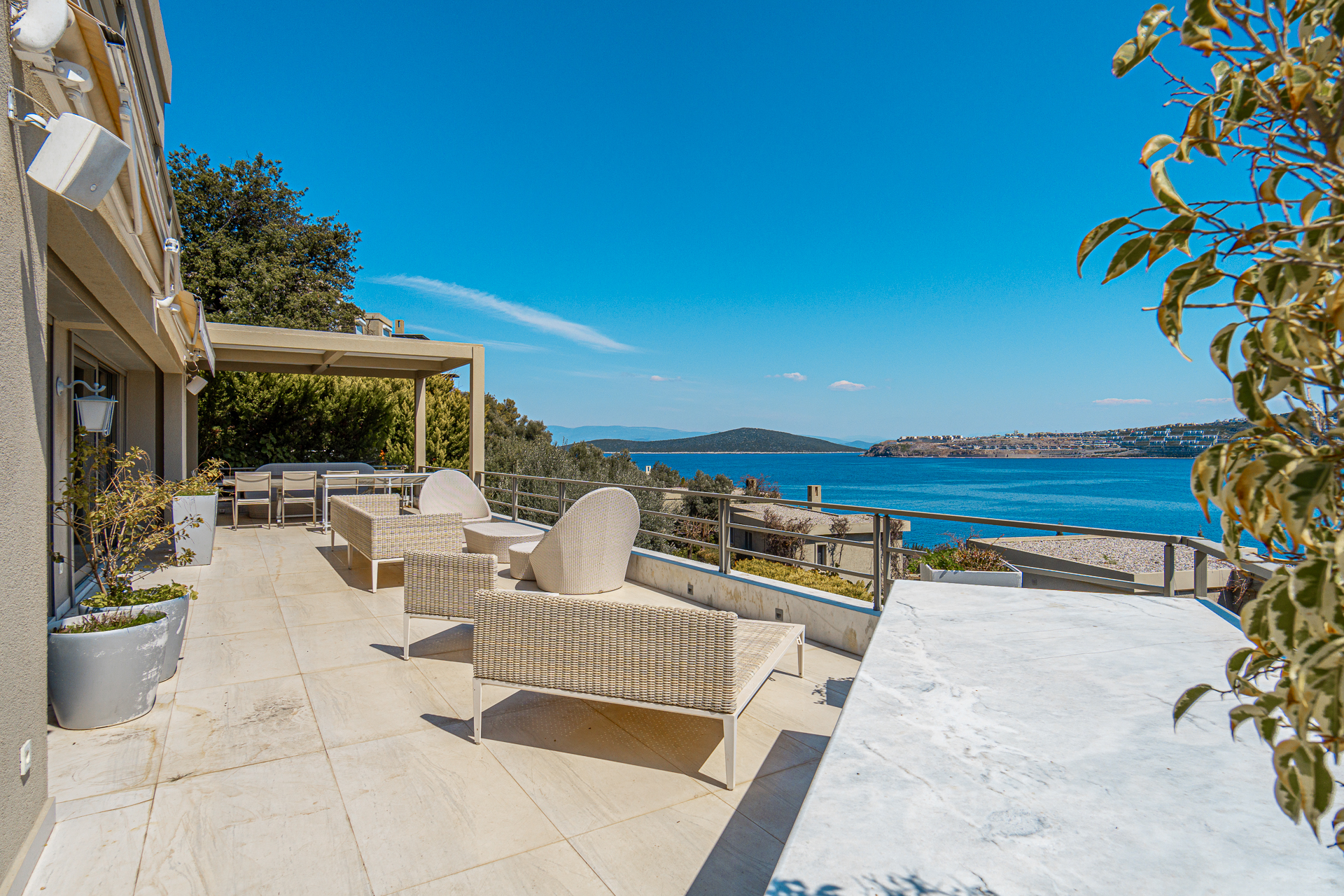 Luxury Villa with Sea-Views Slide Image 11