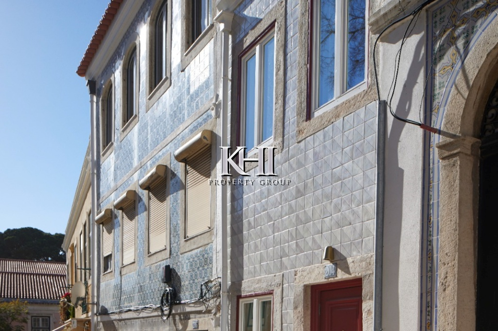 Renovated Villa in Lisbon Slide Image 2