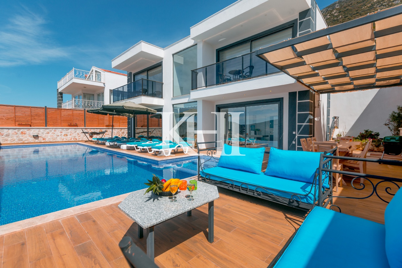 Luxury Panoramic Sea-View Villa Slide Image 9
