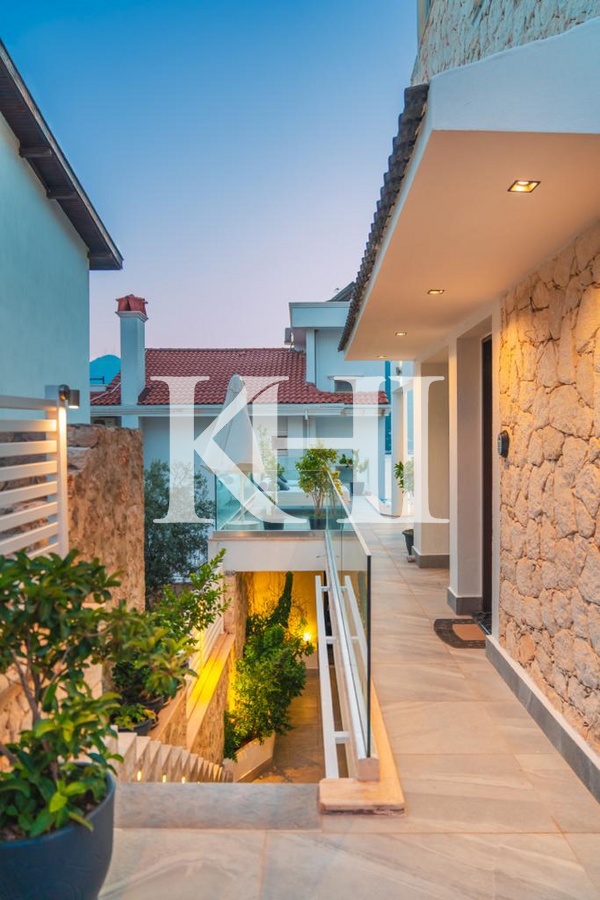 Modern Luxury Sea-View Villa Slide Image 13