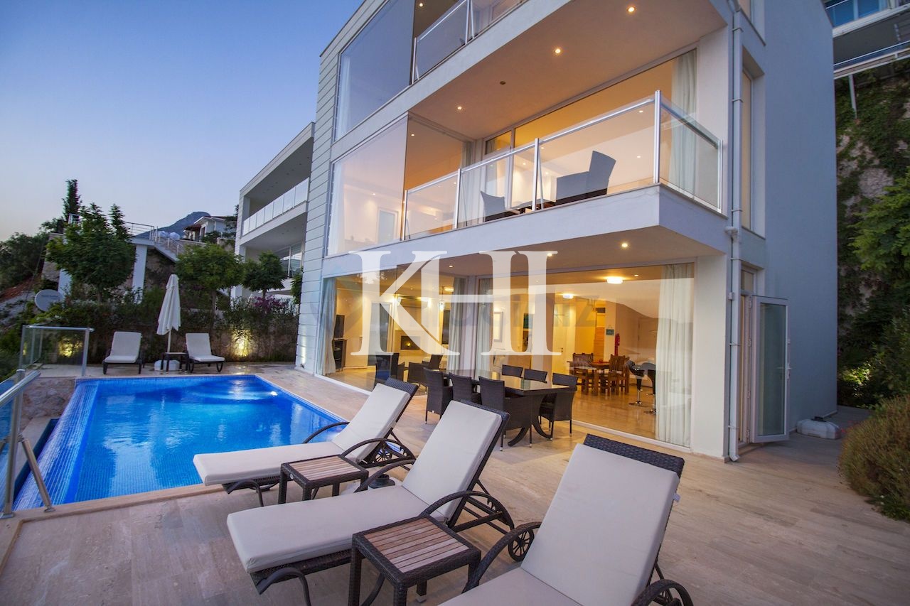 Fully-Furnished Luxury Villa Slide Image 27