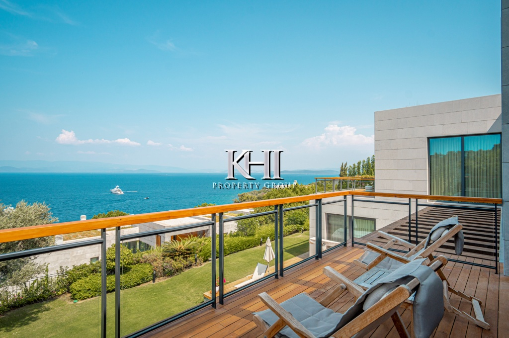 Luxurious Modern Sea-View Villa Slide Image 26