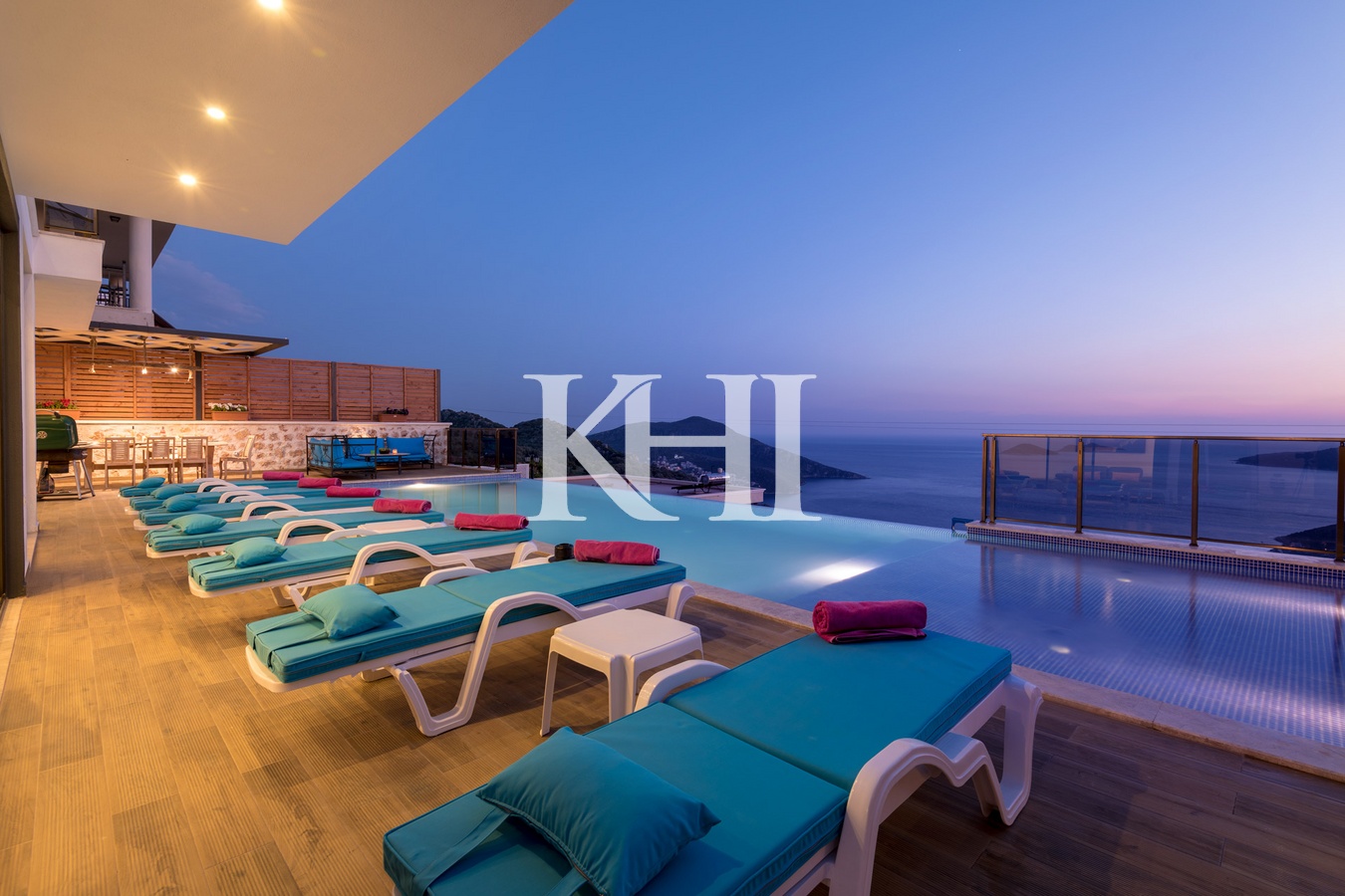 Luxury Panoramic Sea-View Villa Slide Image 36