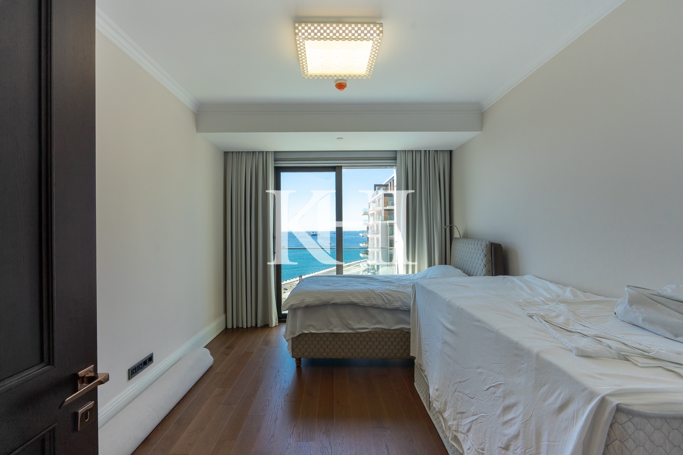 Luxury Sea-Front Apartment Slide Image 42