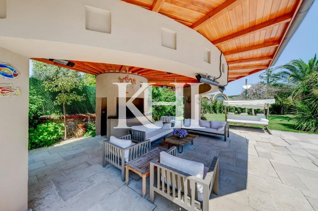 Spacious Luxury Villa in Beykoz Slide Image 16