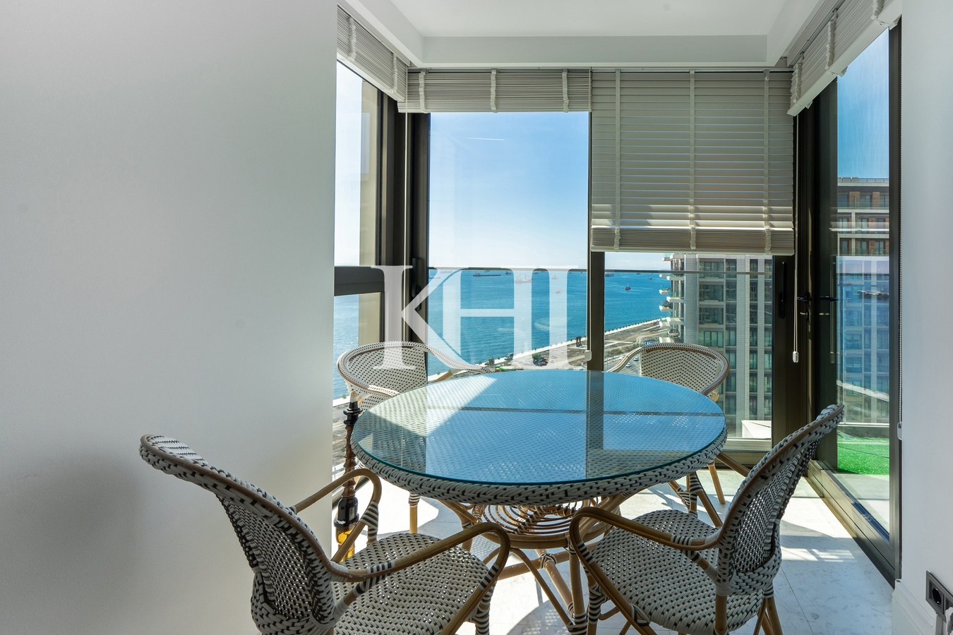Luxury Sea-Front Apartment Slide Image 26