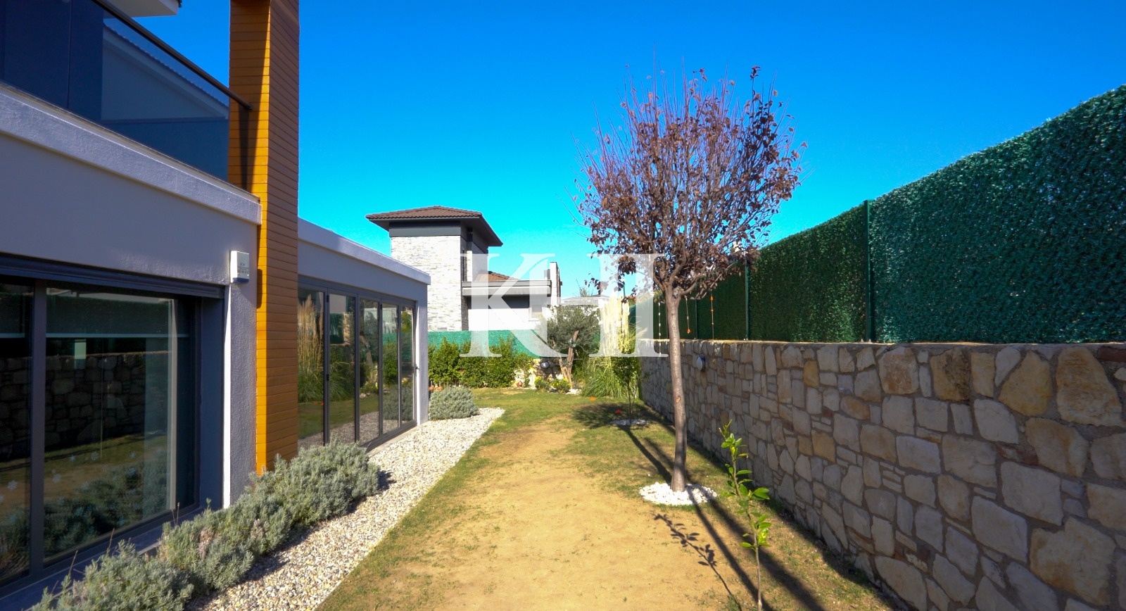 Modern Detached Villa in Izmir Slide Image 9