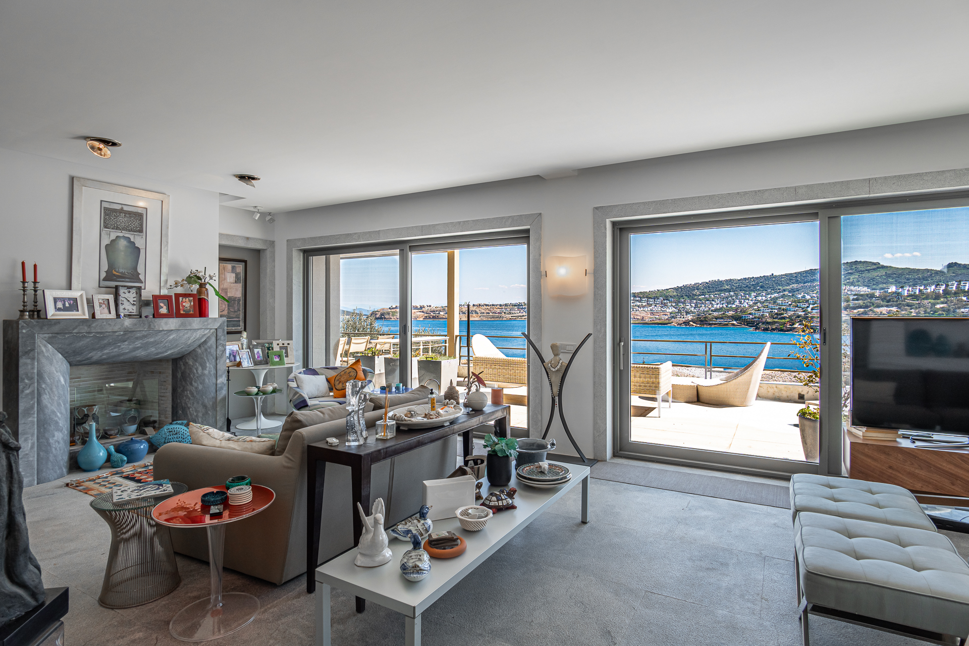 Luxury Villa with Sea-Views Slide Image 18