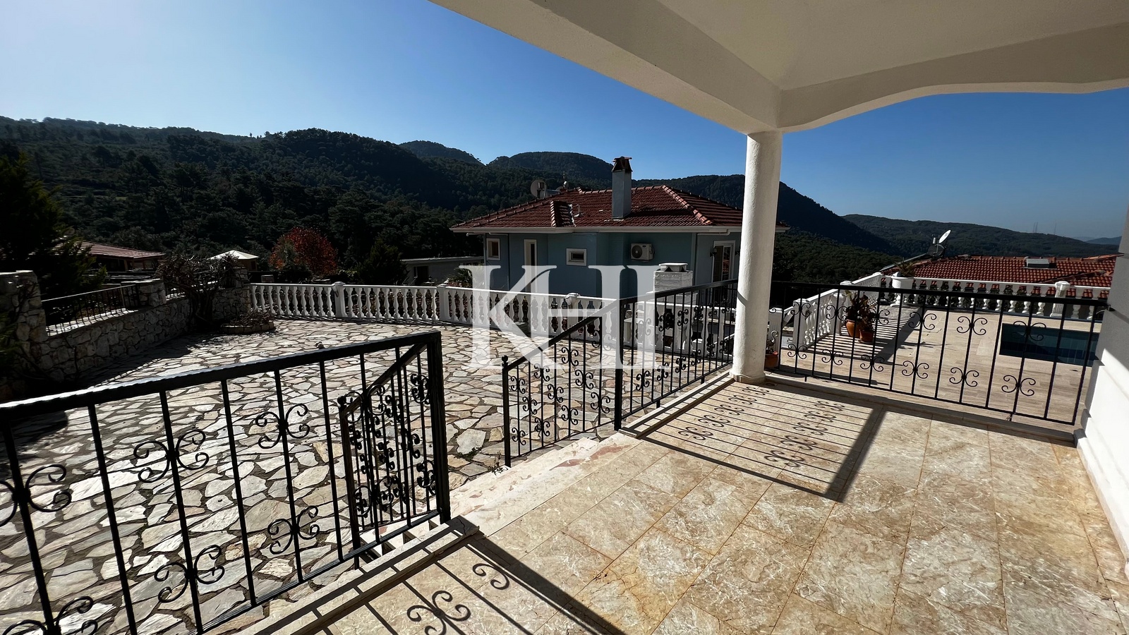 Panoramic Mountain View Villa Slide Image 25
