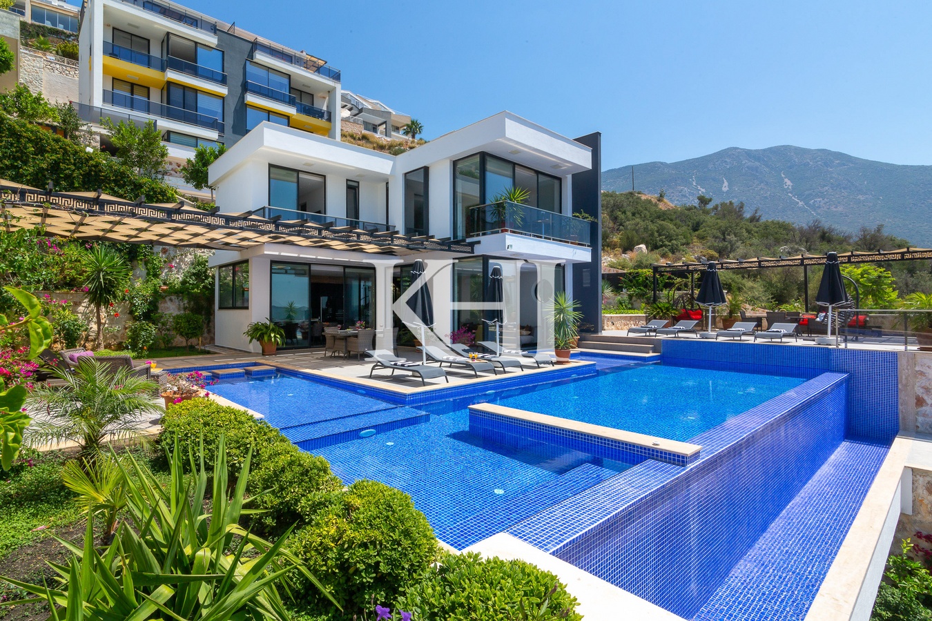 Luxurious Property in Kalamar Slide Image 1
